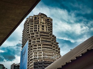 Gedung Mangkrak 49 Lantai Ini Menyimpan Tragedi Kelam