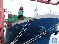 Aktifitas kapal ekspor impor di Pelabuhan Tanjung Priok, Jakarta, Senin (15/3/2021). Bandan Pusat Statistik (BPS) merilis laporan ekspor dan impor tecatat US$ 15,27miliar atau mengalami kenaikan 8,56% dibandingkan pada Februari 2020 (year-on-year/YoY