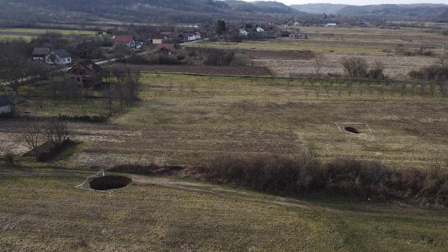 Lubang raksasa di Kroasia. (AP/Darko Bandic)