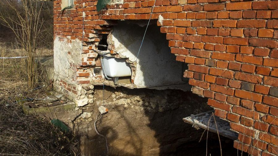 Lubang raksasa di Kroasia. (AP/Darko Bandic)