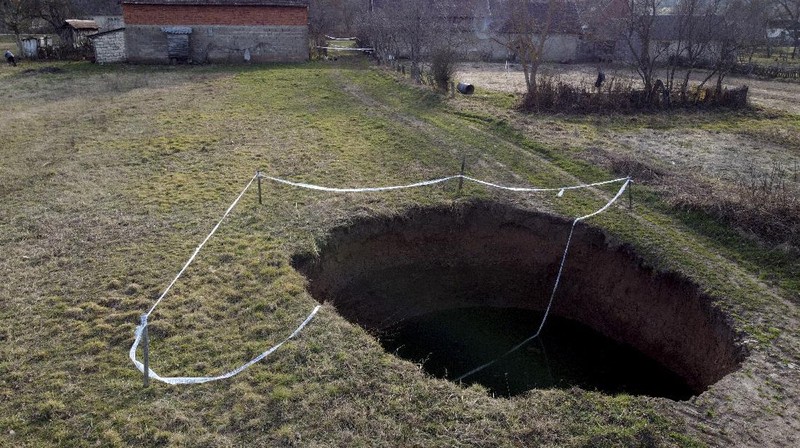 Lubang raksasa di Kroasia. (AP/Darko Bandic)