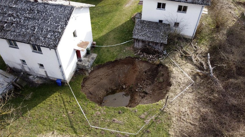 Lubang raksasa di Kroasia. (AP/Darko Bandic)