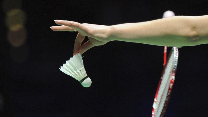 All England Open Badminton Championships China's Huang Yaqiong prepares to serve during the mixed doubles final against Malaysia's Pen Soon Chan and Liu Ying Goh and China's Lu Kai and Huang Yaqiong at the All England Open Badminton Championships in Birmingham, England, Sunday, March 12, 2017. China's Lu Kai and Huang Yaqiong won the final. (AP Photo/Rui Vieira)