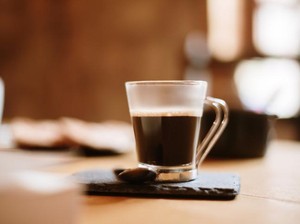 Apa Benar Minum Kopi Campur Lemon Bikin Cepat Langsing?