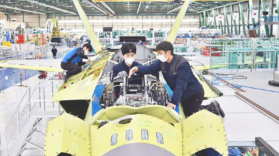 Pekerja sedang merakit KF-X di KAI di Sacheon . (Photo via Korea Aerospace Industries Ltd.(KAI))