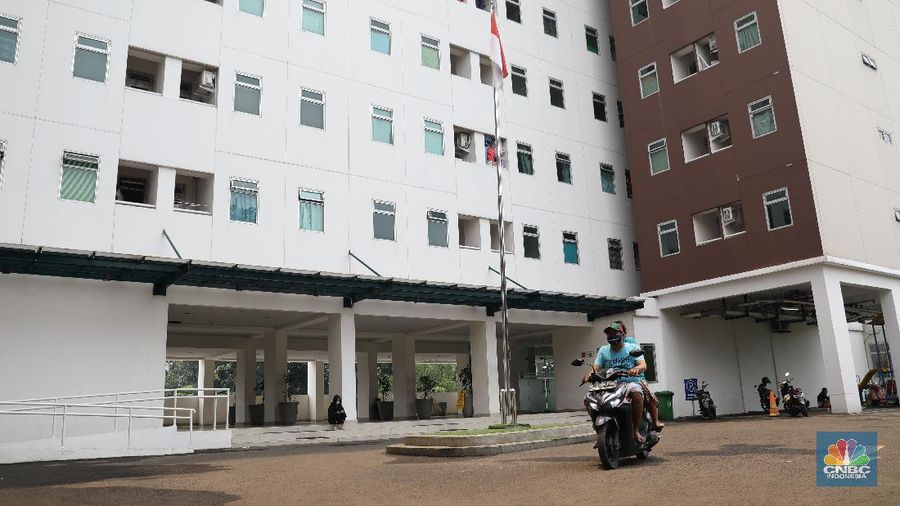 Aktivitas warga di pemukiman DP 0 Rupiah di Pondok Kelapa , Jakarta Timur, Rabu (17/3). Pemprov DKI Jakarta mengubah batasan penghasilan tertinggi masyarakat berpenghasilan rendah (MBR) yang ingin beli rumah DP 0 jadi Rp 14 Juta. Masyarakat berpenghasilan sampai Rp 14.800.000 per bulan itu diprioritaskan untuk penyediaan rumah susun sederhana milik (rusunami) melalui skema pembayaran uang muka nol rupiah (DP nol rupiah). Sebelumnya, terkait perubahan syarat kepemilikan rumah DP nol rupiah ini tertuang dalam RPJMD Pemprov DKI 2017-2022. Di fila itu disebutkan kelompok masyarakat yang perlu mendapatkan prioritas penyediaan rumah layak huni secara umum dengan kategori berdasarkan besaran penghasilan. Pantauan CNBC Indonesia di lapangan, menurut bagian pemasaran stok unit 2 kamar di lokasi tersebut sudah habis tinggal satu type studio (CNBC Indonesia/ Muhammad Sabki)
