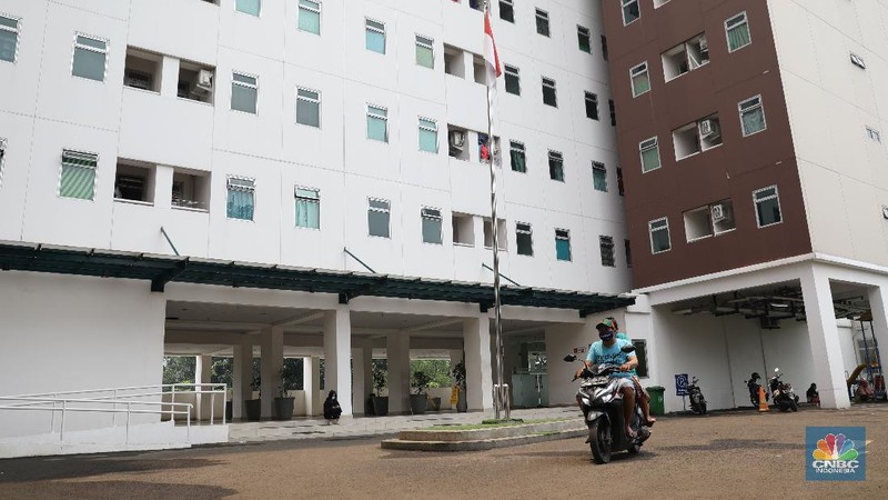 Aktivitas warga di pemukiman DP 0 Rupiah di Pondok Kelapa , Jakarta Timur, Rabu (17/3). Pemprov DKI Jakarta mengubah batasan penghasilan tertinggi masyarakat berpenghasilan rendah (MBR) yang ingin beli rumah DP 0 jadi Rp 14 Juta. Masyarakat berpenghasilan sampai Rp 14.800.000 per bulan itu diprioritaskan untuk penyediaan rumah susun sederhana milik (rusunami) melalui skema pembayaran uang muka nol rupiah (DP nol rupiah). Sebelumnya, terkait perubahan syarat kepemilikan rumah DP nol rupiah ini tertuang dalam RPJMD Pemprov DKI 2017-2022. Di fila itu disebutkan kelompok masyarakat yang perlu mendapatkan prioritas penyediaan rumah layak huni secara umum dengan kategori berdasarkan besaran penghasilan. Pantauan CNBC Indonesia di lapangan, menurut bagian pemasaran stok unit 2 kamar di lokasi tersebut sudah habis tinggal satu type studio (CNBC Indonesia/ Muhammad Sabki)