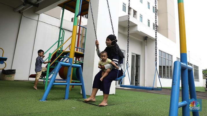 Rumah Samawa DP 0 Rupiah di Pondok Kelapa , Jakarta Timur. Aktivitas warga di pemukiman DP 0 Rupiah di Pondok Kelapa , Jakarta Timur, Rabu (17/3). Pemprov DKI Jakarta mengubah batasan penghasilan tertinggi masyarakat berpenghasilan rendah (MBR) yang ingin beli rumah DP 0 jadi Rp 14 Juta. Masyarakat berpenghasilan sampai Rp 14.800.000 per bulan itu diprioritaskan untuk penyediaan rumah susun sederhana milik (rusunami) melalui skema pembayaran uang muka nol rupiah (DP nol rupiah). Sebelumnya, terkait perubahan syarat kepemilikan rumah DP nol rupiah ini tertuang dalam RPJMD Pemprov DKI 2017-2022. Di fila itu disebutkan kelompok masyarakat yang perlu mendapatkan prioritas penyediaan rumah layak huni secara umum dengan kategori berdasarkan besaran penghasilan. Pantauan CNBC Indonesia di lapangan, menurut bagian pemasaran stok unit 2 kamar di lokasi tersebut sudah habis tinggal satu type studio (CNBC Indonesia/ Muhammad Sabki)