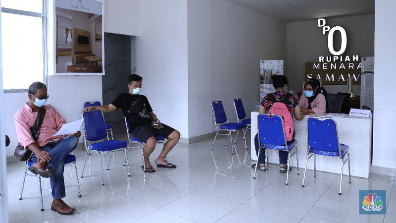 Aktivitas warga di pemukiman DP 0 Rupiah di Pondok Kelapa , Jakarta Timur, Rabu (17/3). Pemprov DKI Jakarta mengubah batasan penghasilan tertinggi masyarakat berpenghasilan rendah (MBR) yang ingin beli rumah DP 0 jadi Rp 14 Juta. Masyarakat berpenghasilan sampai Rp 14.800.000 per bulan itu diprioritaskan untuk penyediaan rumah susun sederhana milik (rusunami) melalui skema pembayaran uang muka nol rupiah (DP nol rupiah). Sebelumnya, terkait perubahan syarat kepemilikan rumah DP nol rupiah ini tertuang dalam RPJMD Pemprov DKI 2017-2022. Di fila itu disebutkan kelompok masyarakat yang perlu mendapatkan prioritas penyediaan rumah layak huni secara umum dengan kategori berdasarkan besaran penghasilan. Pantauan CNBC Indonesia di lapangan, menurut bagian pemasaran stok unit 2 kamar di lokasi tersebut sudah habis tinggal satu type studio (CNBC Indonesia/ Muhammad Sabki)
