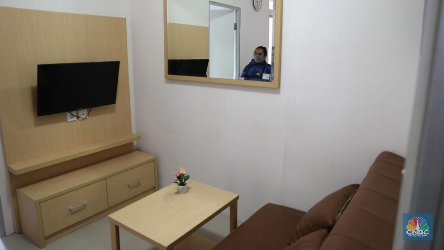 Aktivitas warga di pemukiman DP 0 Rupiah di Pondok Kelapa , Jakarta Timur, Rabu (17/3). Pemprov DKI Jakarta mengubah batasan penghasilan tertinggi masyarakat berpenghasilan rendah (MBR) yang ingin beli rumah DP 0 jadi Rp 14 Juta. Masyarakat berpenghasilan sampai Rp 14.800.000 per bulan itu diprioritaskan untuk penyediaan rumah susun sederhana milik (rusunami) melalui skema pembayaran uang muka nol rupiah (DP nol rupiah). Sebelumnya, terkait perubahan syarat kepemilikan rumah DP nol rupiah ini tertuang dalam RPJMD Pemprov DKI 2017-2022. Di fila itu disebutkan kelompok masyarakat yang perlu mendapatkan prioritas penyediaan rumah layak huni secara umum dengan kategori berdasarkan besaran penghasilan. Pantauan CNBC Indonesia di lapangan, menurut bagian pemasaran stok unit 2 kamar di lokasi tersebut sudah habis tinggal satu type studio (CNBC Indonesia/ Muhammad Sabki)