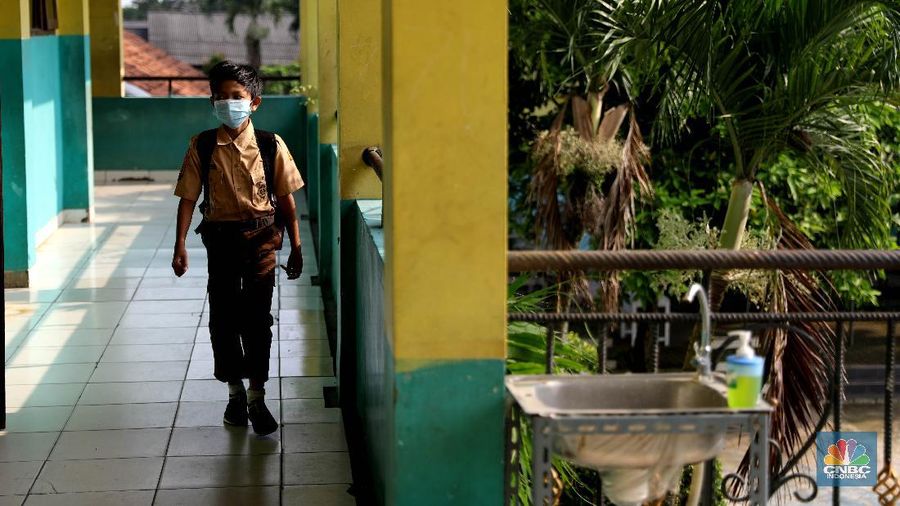 Kegiatan uji coba belajar mengajar tatap muka dengan menerapkan protokol kesehatan di SMPN 1 Bojonggede, Kabupaten Bogor, Jawa Barat, Kamis (18/3/2021). Sebanyak 170 sekolah di Kabupaten Bogor, Jawa Barat menggelar uji coba pembelajaran tatap muka di tengah pandemi virus corona. Tapi tidak semua sekolah yang mengusulkan pembelajaran tatap muka lantas diloloskan. Ratusan sekolah yang menggelar uji coba mulai hari ini terdiri atas 29 SD Negeri, 24 Madrasah Ibtidaiah (MI), 28 SMP, 18 Madrasah Tsanawiah (MTs), tujuh Madrasah Aliyah (MA), 32 SMA, dan 32 SMK. simulasi akan berlangsung sebulan sejak 9 Maret hingga 10 April 2021. Jika pada pelaksanaannya terdapat siswa ataupun guru yang positif Covid-19, maka pembelajaran di sekolah tersebut akan kembali menerapkan sistem daring.  (CNBC Indonesia/ Muhammad Sabki)