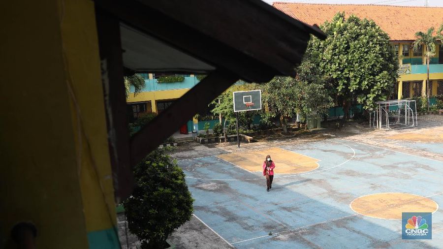 Kegiatan uji coba belajar mengajar tatap muka dengan menerapkan protokol kesehatan di SMPN 1 Bojonggede, Kabupaten Bogor, Jawa Barat, Kamis (18/3/2021). (CNBC Indonesia/ Muhammad Sabki)