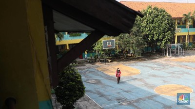 Kegiatan uji coba belajar mengajar tatap muka dengan menerapkan protokol kesehatan di SMPN 1 Bojonggede, Kabupaten Bogor, Jawa Barat, Kamis (18/3/2021). Sebanyak 170 sekolah di Kabupaten Bogor, Jawa Barat menggelar uji coba pembelajaran tatap muka di tengah pandemi virus corona. Tapi tidak semua sekolah yang mengusulkan pembelajaran tatap muka lantas diloloskan. Ratusan sekolah yang menggelar uji coba mulai hari ini terdiri atas 29 SD Negeri, 24 Madrasah Ibtidaiah (MI), 28 SMP, 18 Madrasah Tsanawiah (MTs), tujuh Madrasah Aliyah (MA), 32 SMA, dan 32 SMK. simulasi akan berlangsung sebulan sejak 9 Maret hingga 10 April 2021. Jika pada pelaksanaannya terdapat siswa ataupun guru yang positif Covid-19, maka pembelajaran di sekolah tersebut akan kembali menerapkan sistem daring.  (CNBC Indonesia/ Muhammad Sabki)