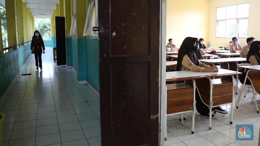 Kegiatan uji coba belajar mengajar tatap muka dengan menerapkan protokol kesehatan di SMPN 1 Bojonggede, Kabupaten Bogor, Jawa Barat, Kamis (18/3/2021). Sebanyak 170 sekolah di Kabupaten Bogor, Jawa Barat menggelar uji coba pembelajaran tatap muka di tengah pandemi virus corona. Tapi tidak semua sekolah yang mengusulkan pembelajaran tatap muka lantas diloloskan. Ratusan sekolah yang menggelar uji coba mulai hari ini terdiri atas 29 SD Negeri, 24 Madrasah Ibtidaiah (MI), 28 SMP, 18 Madrasah Tsanawiah (MTs), tujuh Madrasah Aliyah (MA), 32 SMA, dan 32 SMK. simulasi akan berlangsung sebulan sejak 9 Maret hingga 10 April 2021. Jika pada pelaksanaannya terdapat siswa ataupun guru yang positif Covid-19, maka pembelajaran di sekolah tersebut akan kembali menerapkan sistem daring.  (CNBC Indonesia/ Muhammad Sabki)