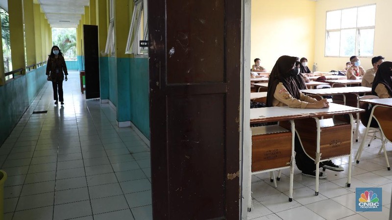 Kegiatan uji coba belajar mengajar tatap muka dengan menerapkan protokol kesehatan di SMPN 1 Bojonggede, Kabupaten Bogor, Jawa Barat, Kamis (18/3/2021). Sebanyak 170 sekolah di Kabupaten Bogor, Jawa Barat menggelar uji coba pembelajaran tatap muka di tengah pandemi virus corona. Tapi tidak semua sekolah yang mengusulkan pembelajaran tatap muka lantas diloloskan. Ratusan sekolah yang menggelar uji coba mulai hari ini terdiri atas 29 SD Negeri, 24 Madrasah Ibtidaiah (MI), 28 SMP, 18 Madrasah Tsanawiah (MTs), tujuh Madrasah Aliyah (MA), 32 SMA, dan 32 SMK. simulasi akan berlangsung sebulan sejak 9 Maret hingga 10 April 2021. Jika pada pelaksanaannya terdapat siswa ataupun guru yang positif Covid-19, maka pembelajaran di sekolah tersebut akan kembali menerapkan sistem daring.  (CNBC Indonesia/ Muhammad Sabki)