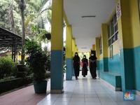Kegiatan uji coba belajar mengajar tatap muka dengan menerapkan protokol kesehatan di SMPN 1 Bojonggede, Kabupaten Bogor, Jawa Barat, Kamis (18/3/2021). Sebanyak 170 sekolah di Kabupaten Bogor, Jawa Barat menggelar uji coba pembelajaran tatap muka di