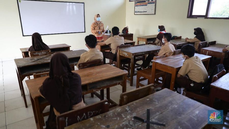 Kegiatan uji coba belajar mengajar tatap muka dengan menerapkan protokol kesehatan di SMPN 1 Bojonggede, Kabupaten Bogor, Jawa Barat, Kamis (18/3/2021). (CNBC Indonesia/ Muhammad Sabki)