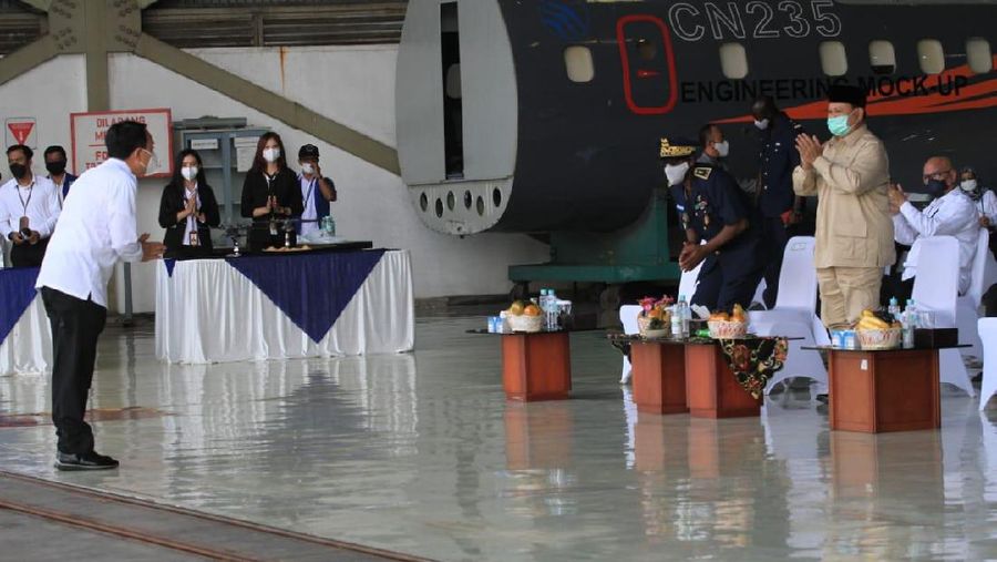 Menhan Prabowo serahkan Pesawat karya anak bangsa CN235-220 kepada AU Senega