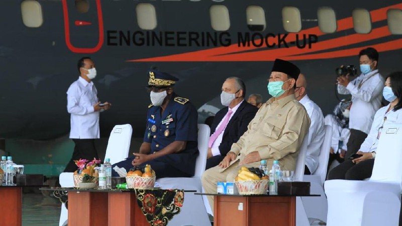 Menhan Prabowo serahkan Pesawat karya anak bangsa CN235-220 kepada AU Senegal (Dok. Kemhan)