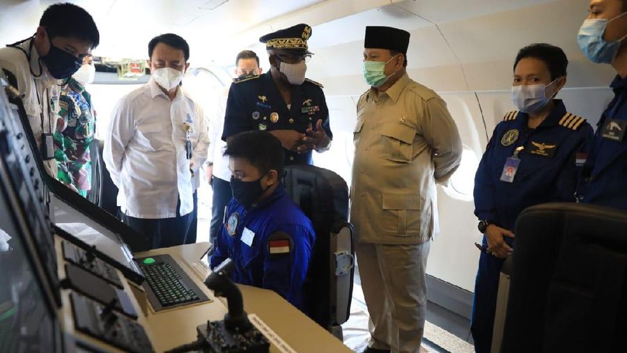 Menhan Prabowo serahkan Pesawat karya anak bangsa CN235-220 kepada AU Senegal (Dok. Kemhan)