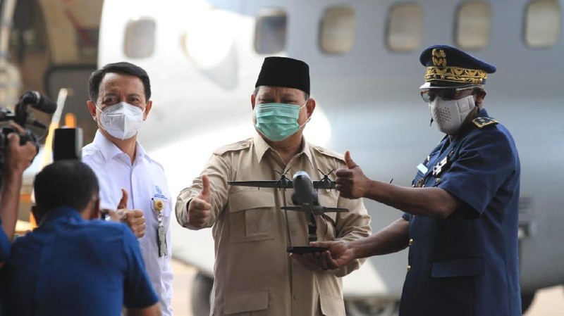 Menhan Prabowo serahkan Pesawat karya anak bangsa CN235-220 kepada AU Senegal (Dok. Kemhan)