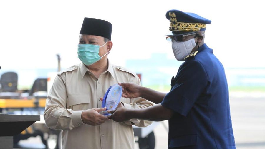 Menhan Prabowo serahkan Pesawat karya anak bangsa CN235-220 kepada AU Senegal (Dok. Kemhan)