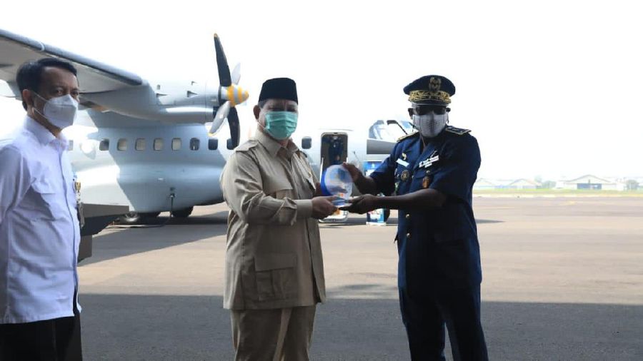 Menhan Prabowo serahkan Pesawat karya anak bangsa CN235-220 kepada AU Senegal (Dok. Kemhan)