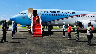 Presiden Joko Widodo (Jokowi) berangkat dari Pangkalan TNI AU Halim Perdana Kusuma menggunakan Pesawat Kepresidenan-1 menuju Pangkalan TNI AU Sultan Hasanuddin. (Biro Pers Sekretariat Presiden/Laily Rachev) Presiden Joko Widodo (Jokowi) berangkat dari Pangkalan TNI AU Halim Perdana Kusuma menggunakan Pesawat Kepresidenan-1 menuju Pangkalan TNI AU Sultan Hasanuddin. (Biro Pers Sekretariat Presiden/Laily Rachev)