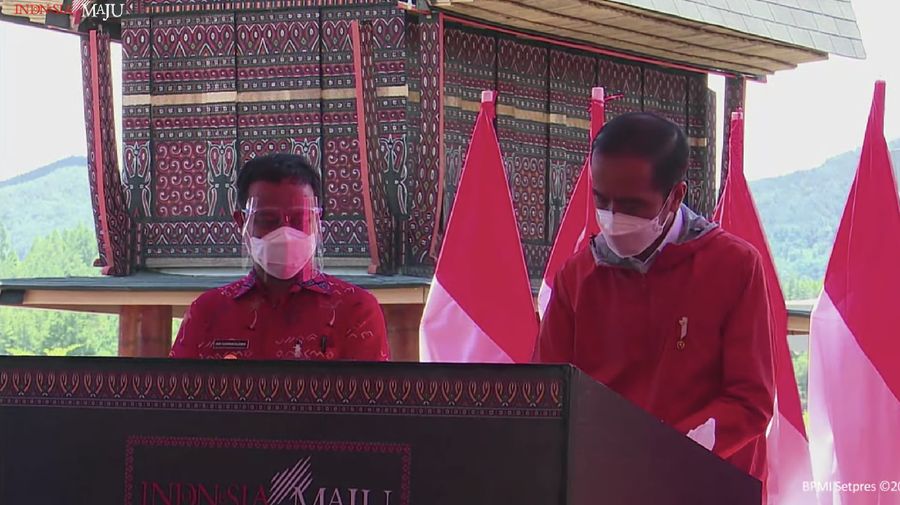 Presiden Joko Widodo saat peresmian Bandar Udara Toraja dan Bandar Udara Pantar, Kab. Tana Toraja (18/3/2021). (Tangkapan Layar Youtube Sekretariat Presiden)