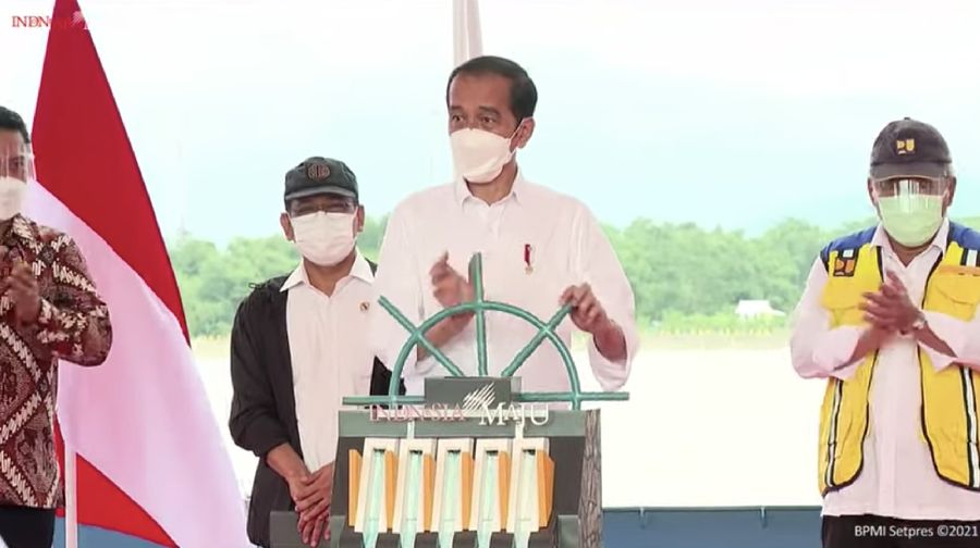 Presiden Joko Widodo saat peresmian Kolam Regulasi Nipa-nipa, Kab Maros, 18 Maret 2021. (Tangkapan Layar Youtube Sekretariat Presiden)