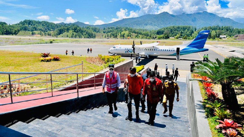 Presiden Jokowi meresmikan Bandara Toraja, Sulawesi Selatan, kamis. (18/3/2021). (Dok. Agus Suparto)