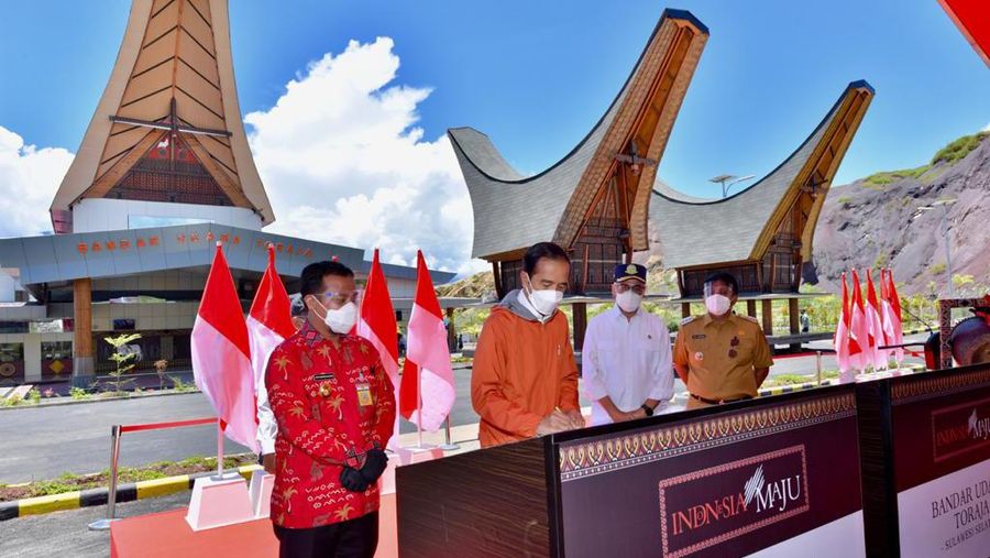 Presiden Jokowi meresmikan Bandara Toraja, Sulawesi Selatan, kamis. (18/3/2021). (Dok. Agus Suparto)
