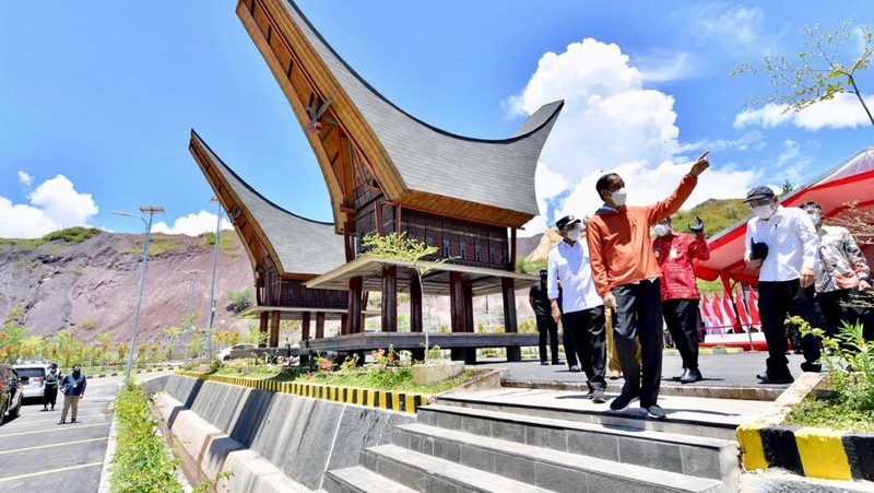 Presiden Jokowi meresmikan Bandara Toraja, Sulawesi Selatan, kamis. (18/3/2021). (Dok. Agus Suparto)