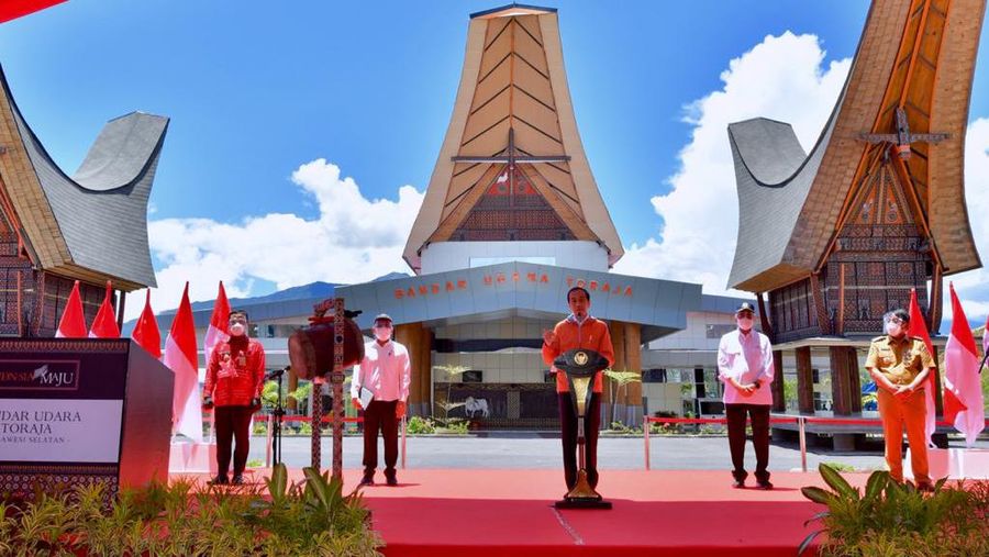 Presiden Jokowi meresmikan Bandara Toraja, Sulawesi Selatan, kamis. (18/3/2021). (Dok. Agus Suparto)