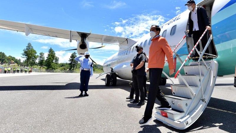 Presiden Jokowi meresmikan Bandara Toraja, Sulawesi Selatan, kamis. (18/3/2021). (Dok. Agus Suparto)