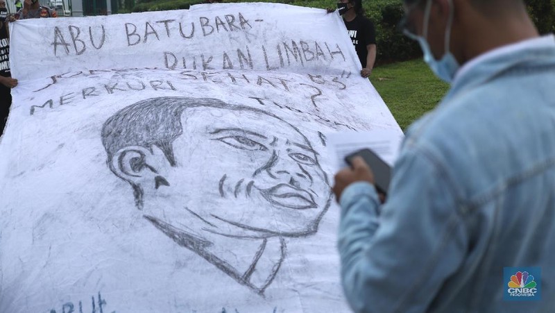 Sejumlah aktivis melakukan aksi simbolik menuntut Presiden Joko Widodo untuk mencabut Omnibus Law UU Cipta Kerja dan regulasi turunannya yang menghapus Fly Ash Bottom Ash (FABA) dari daftar limbah B3.di Kawasan Patung Kuda, Jakarta, 18 Maret 2021. (CNBC Indonesia/ Tri Susilo)