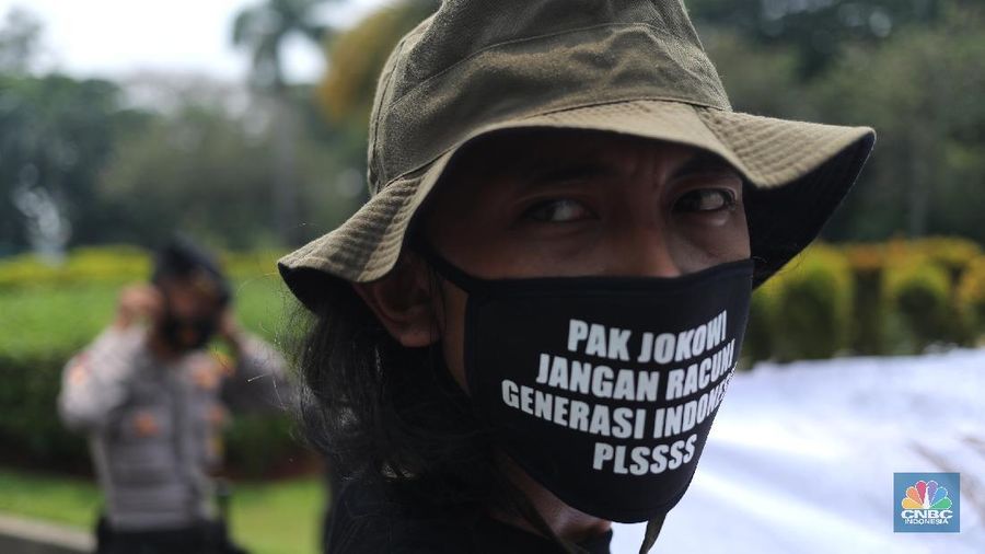 Sejumlah aktivis melakukan aksi simbolik menuntut Presiden Joko Widodo untuk mencabut Omnibus Law UU Cipta Kerja dan regulasi turunannya yang menghapus Fly Ash Bottom Ash (FABA) dari daftar limbah B3.di Kawasan Patung Kuda, Jakarta, 18 Maret 2021. (CNBC Indonesia/ Tri Susilo)