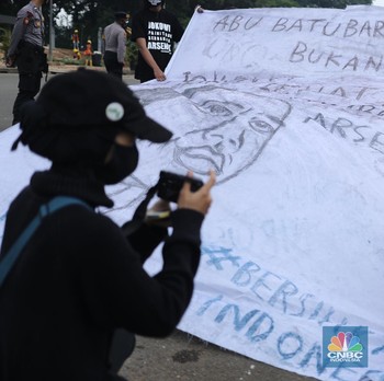 Aksi Aktivis Tolak Limbah Batubara Dikeluarkan dari Limbah B3