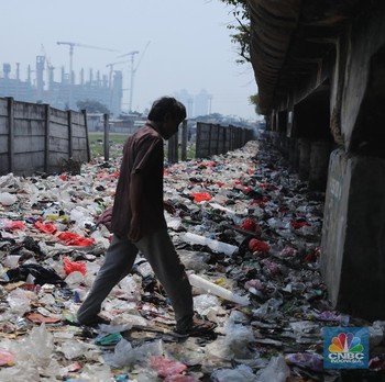 Jorok! Begini Tumpukan Sampah di Kolong Tol Wiyoto Wiyono