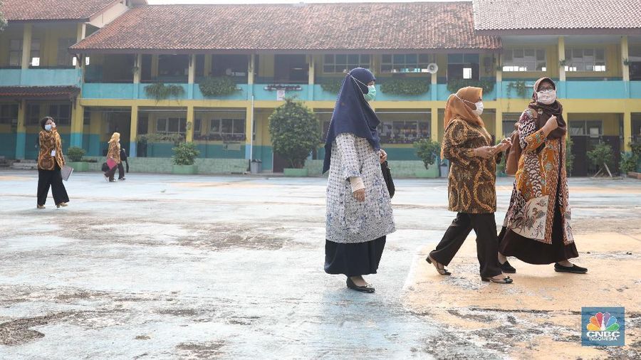 Kegiatan uji coba belajar mengajar tatap muka dengan menerapkan protokol kesehatan di SMPN 1 Bojonggede, Kabupaten Bogor, Jawa Barat, Kamis (18/3/2021). Sebanyak 170 sekolah di Kabupaten Bogor, Jawa Barat menggelar uji coba pembelajaran tatap muka di tengah pandemi virus corona. Tapi tidak semua sekolah yang mengusulkan pembelajaran tatap muka lantas diloloskan. Ratusan sekolah yang menggelar uji coba mulai hari ini terdiri atas 29 SD Negeri, 24 Madrasah Ibtidaiah (MI), 28 SMP, 18 Madrasah Tsanawiah (MTs), tujuh Madrasah Aliyah (MA), 32 SMA, dan 32 SMK. simulasi akan berlangsung sebulan sejak 9 Maret hingga 10 April 2021. Jika pada pelaksanaannya terdapat siswa ataupun guru yang positif Covid-19, maka pembelajaran di sekolah tersebut akan kembali menerapkan sistem daring.  (CNBC Indonesia/ Muhammad Sabki)