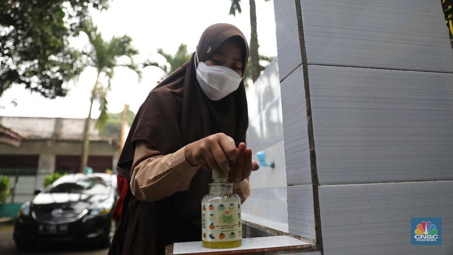 Kegiatan uji coba belajar mengajar tatap muka dengan menerapkan protokol kesehatan di SMPN 1 Bojonggede, Kabupaten Bogor, Jawa Barat, Kamis (18/3/2021). Sebanyak 170 sekolah di Kabupaten Bogor, Jawa Barat menggelar uji coba pembelajaran tatap muka di tengah pandemi virus corona. Tapi tidak semua sekolah yang mengusulkan pembelajaran tatap muka lantas diloloskan. Ratusan sekolah yang menggelar uji coba mulai hari ini terdiri atas 29 SD Negeri, 24 Madrasah Ibtidaiah (MI), 28 SMP, 18 Madrasah Tsanawiah (MTs), tujuh Madrasah Aliyah (MA), 32 SMA, dan 32 SMK. simulasi akan berlangsung sebulan sejak 9 Maret hingga 10 April 2021. Jika pada pelaksanaannya terdapat siswa ataupun guru yang positif Covid-19, maka pembelajaran di sekolah tersebut akan kembali menerapkan sistem daring.  (CNBC Indonesia/ Muhammad Sabki)