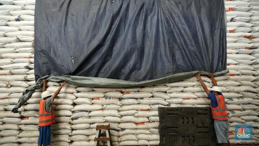 Pekerja merapikan beras Bulog di Gudang Bulog, Divisi Regional DKI Jakarta dan Banten yang berada di kawasan Kelapa Gading, Jakarta (19/3/2021) . Pemerintah berencana Impor beras 1 juta ton. Dirut Perum Bulog Budi Waseso pun buka - bukaan soal kondisi ratusan ribu ton beras yang belum terpakai.