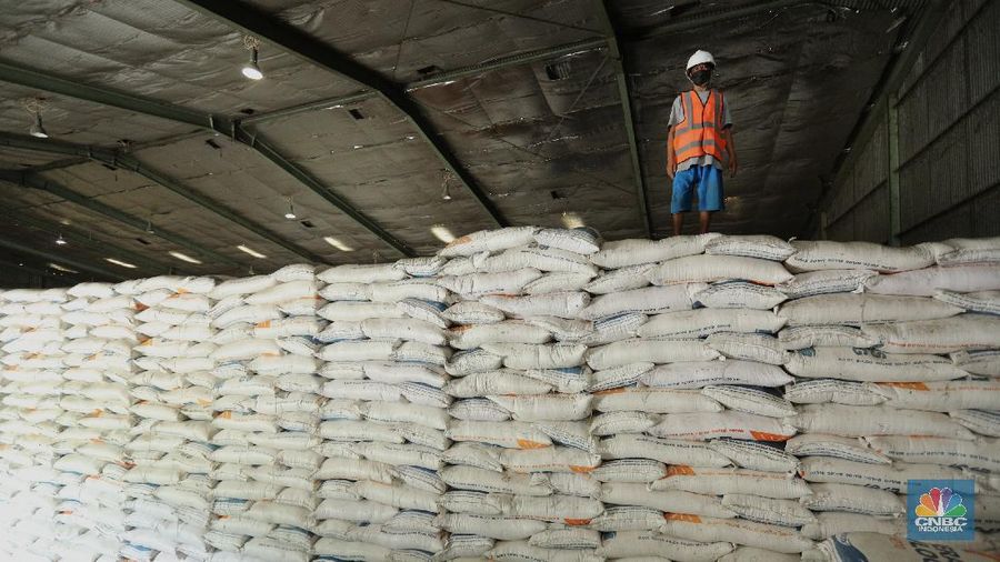 Pekerja merapikan beras Bulog di Gudang Bulog, Divisi Regional DKI Jakarta dan Banten  yang berada di kawasan Kelapa Gading, Jakarta (19/3/2021) . Pemerintah berencana Impor beras 1 juta ton. Dirut Perum Bulog Budi Waseso pun buka - bukaan soal kondisi ratusan ribu ton beras yang belum terpakai.   (CNBC Indonesia/ Tri Susuilo)