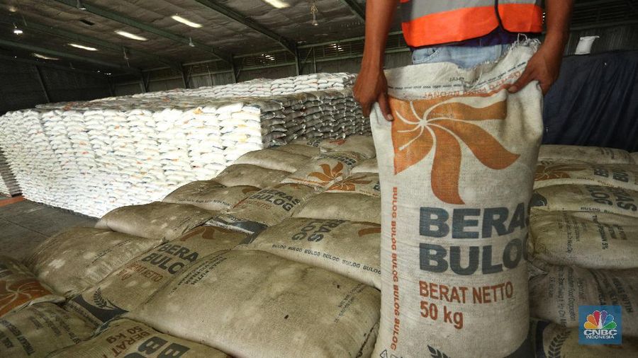 Pekerja merapikan beras Bulog di Gudang Bulog, Divisi Regional DKI Jakarta dan Banten yang berada di kawasan Kelapa Gading, Jakarta (19/3/2021) . Pemerintah berencana Impor beras 1 juta ton. Dirut Perum Bulog Budi Waseso pun buka - bukaan soal kondisi ratusan ribu ton beras yang belum terpakai. (CNBC Indonesia/ Tri Susuilo)