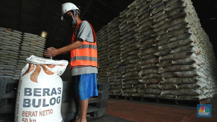 Aktivitas di Gudang Beras Bulog Pekerja merapikan beras Bulog di Gudang Bulog, Divisi Regional DKI Jakarta dan Banten yang berada di kawasan Kelapa Gading, Jakarta (19/3/2021) . Pemerintah berencana Impor beras 1 juta ton. Dirut Perum Bulog Budi Waseso pun buka - bukaan soal kondisi ratusan ribu ton beras yang belum terpakai. (CNBC Indonesia/ Tri Susuilo)