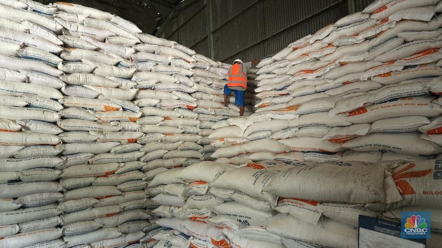 Pekerja merapikan beras Bulog di Gudang Bulog, Divisi Regional DKI Jakarta dan Banten  yang berada di kawasan Kelapa Gading, Jakarta (19/3/2021) . Pemerintah berencana Impor beras 1 juta ton. Dirut Perum Bulog Budi Waseso pun buka - bukaan soal kondisi ratusan ribu ton beras yang belum terpakai.   (CNBC Indonesia/ Tri Susuilo)