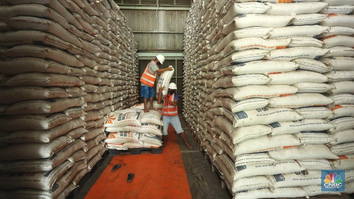 Pekerja merapikan beras Bulog di Gudang Bulog, Divisi Regional DKI Jakarta dan Banten  yang berada di kawasan Kelapa Gading, Jakarta (19/3/2021) . Pemerintah berencana Impor beras 1 juta ton. Dirut Perum Bulog Budi Waseso pun buka - bukaan soal kondisi ratusan ribu ton beras yang belum terpakai.   (CNBC Indonesia/ Tri Susuilo)