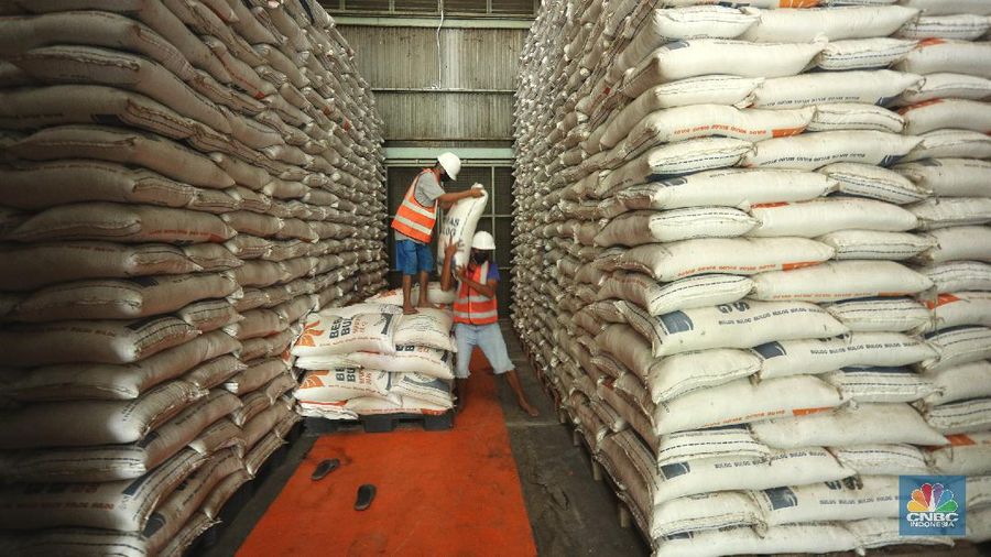 Pekerja merapikan beras Bulog di Gudang Bulog, Divisi Regional DKI Jakarta dan Banten yang berada di kawasan Kelapa Gading, Jakarta (19/3/2021) . Pemerintah berencana Impor beras 1 juta ton. Dirut Perum Bulog Budi Waseso pun buka - bukaan soal kondisi ratusan ribu ton beras yang belum terpakai. (²©²ÊÍøÕ¾/ Tri Susuilo)