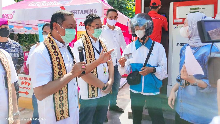 BNI dan Pertamina berupaya menjangkau masyarakat, khususnya pelaku usaha kecil menengah (UKM) yang ingin memiliki usaha dibidang perdagangan bahan bakar minyak (BBM) melalui Program Mitra Pertashop. Direktur Bisnis UMKM BNI Muhammad Iqbal (kiri) bersama Direktur Keuangan Subholding Commercial & Trading Pertamina Arya Suprihadi menunjukkan salah satu Mitra Pertashop yang baru dioperasikan di Kabupaten Pesawaran, Lampung, Jumat (19 Maret 2021). Pada kesempatan ini, BNI menyiapkan Program Khusus Pembiayaan Pertashop yang diharapkan akan mempercepat terwujudnya 70.000 desa dengan SPBU Mini Pertamina.  (Dok. BNI)