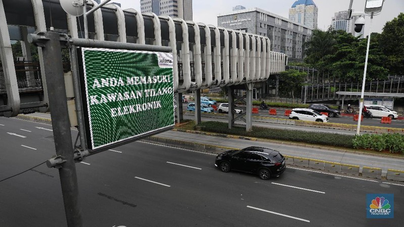 Kendaraan melintas di bawah papan digital bertuliskan 